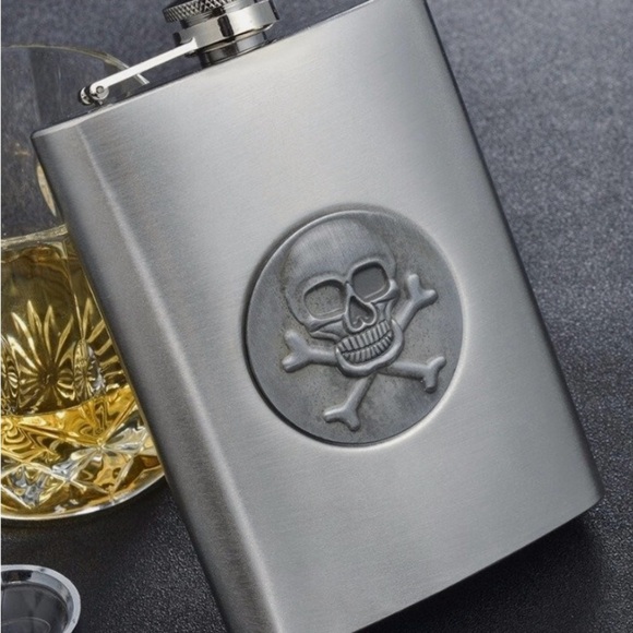 Stainless Steel Flask Skull Crossbones Emblem Faux Leather Wrap 8oz Perfect Gift - Picture 5 of 9